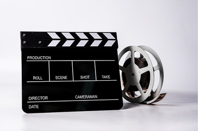 光影艺术的基石 影视胶片、道具与摄影在节目制作中的融合